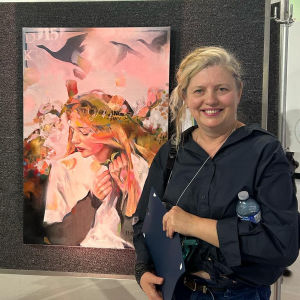 <p>Agnieszka Rajewska, artiste figurative, explore portraits, fleurs et plantes avec une palette colorée et un design marquant. Inspirée par ses souvenirs d’enfance en Pologne, elle développe un langage visuel contemporain et expérimental. Elle travaille l’huile, l’acrylique, l’aquarelle et les techniques mixtes, cherchant toujours à transmettre émotion et authenticité.</p>
<p>Consultez sa <a href="https://www.instagram.com/agnieszkagallery/" target="_blank" rel="noopener">page Instagram</a></p>
<p><img src="http://199.115.124.215/uploads/_PHOTOS_SECTIONS/symposium/artistes_2025/AgnieszkaRajewska.jpg" alt="AgnieszkaRajewska.jpg (30 KB)" width="300" height="300" /></p>