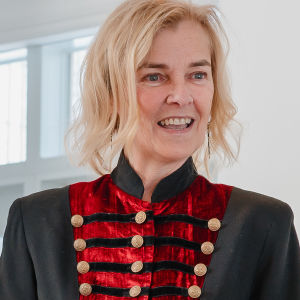 <p>Anne-Julie Hynes, artiste multidisciplinaire, travaille peinture, photographie, collage et sculpture. Elle a participé à des résidences et expositions au Canada, en Europe, en Asie et en Océanie. Son art, présent dans des collections publiques et privées, reflète une approche nomade et ouverte sur le monde.</p>
<p>Consultez son <a href="https://www.annejuliehynes.com/" target="_blank" rel="noopener">site Web</a> ou sa <a href="https://www.instagram.com/annejuliehynes/" target="_blank" rel="noopener">page Instagram</a></p>
<p><img src="http://199.115.124.215/uploads/_PHOTOS_SECTIONS/symposium/artistes_2025/Anne-JulieHynes.jpg" alt="Anne-JulieHynes.jpg (28 KB)" width="300" height="300" /></p>