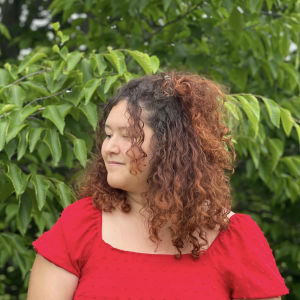 <p>Camille Marcoux, alias Grams Illustration, nourrit sa passion du dessin depuis l’enfance. Après des études en graphisme au cégep et en dessin à l’école Pivaut, elle devient travailleuse autonome, créant produits, illustrations et bandes dessinées. En 2024, elle illustre son premier livre jeunesse, « Un géant dans ma classe ». Son univers, original et fantaisiste, vise à inspirer un large public.</p>
<p>Consultez son <a href="https://www.gramsillustration.com/fr" target="_blank" rel="noopener">site Web</a> ou sa <a href="https://www.instagram.com/grams_illustrations" target="_blank" rel="noopener">page Instagram</a></p>
<p><img src="http://199.115.124.215/uploads/_PHOTOS_SECTIONS/symposium/artistes_2025/CamilleMarcoux.jpg" alt="CamilleMarcoux.jpg (28 KB)" width="300" height="300" /></p>