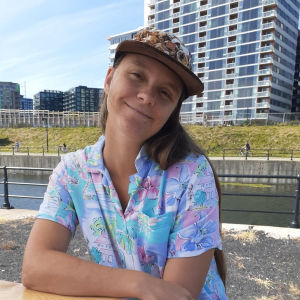 <p>Gabrielle Lalonde, artiste émergente, vit à Saint-Étienne-de-Beauharnois. Diplômée en arts visuels à l’UQAM, elle réintègre la pratique artistique après la naissance de son enfant. Elle expose notamment à la biosphère de Montréal en 2023, explorant la campagne et la vie familiale à travers son art.</p>
<p>Consultez sa <a href="https://www.instagram.com/gabe_lale/" target="_blank" rel="noopener">page Instagram</a></p>
<p><img src="http://199.115.124.215/uploads/_PHOTOS_SECTIONS/symposium/artistes_2025/GabrielleLalonde.jpg" alt="GabrielleLalonde.jpg (32 KB)" width="300" height="300" /></p>