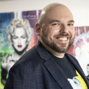 <p>Jean-Philippe Vachon, alias JP artiste, explore les arts visuels depuis l’enfance. Influencé par le cinéma et la culture populaire, il se distingue par des portraits en noir et blanc rehaussés de couleurs vives et d’éléments pop art. Depuis 2024, il se consacre à l’acrylique et à l’expérimentation graphique, créant un dialogue entre image, émotion et imaginaire collectif.</p>
<p>Consultez sa <a href="https://www.instagram.com/jpartiste22" target="_blank" rel="noopener">page Instagram</a></p>
<p><img src="http://199.115.124.215/uploads/_PHOTOS_SECTIONS/symposium/artistes_2025/JeanPhilippeVachon.jpg" alt="JeanPhilippeVachon.jpg (27 KB)" width="300" height="300" /></p>