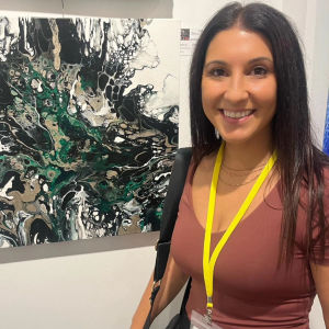 <p>Jessica Lavigne, autodidacte, conjugue carrière en design d’intérieur et peinture. Elle privilégie l’acrylique fluide pour sa liberté et son expressivité. Lauréate d’un prix du jury en 2022, elle aspire à faire voyager ses œuvres et croit au pouvoir rassembleur de l’art.</p>
<p>Consultez sa <a href="https://www.instagram.com/accounts/login/?next=%2Fjessica.lavigne.art%2F&source=omni_redirect" target="_blank" rel="noopener">page Instagram</a></p>
<p><img src="http://199.115.124.215/uploads/_PHOTOS_SECTIONS/symposium/artistes_2025/JessicaLavigne.jpg" alt="JessicaLavigne.jpg (26 KB)" width="300" height="300" /></p>