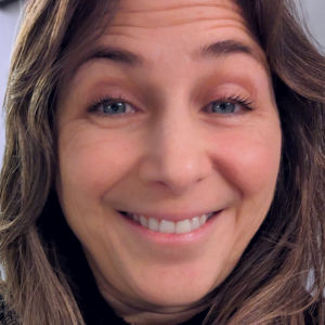 <p>Originaire du Saguenay–Lac-Saint-Jean, Julie Gauthier peint depuis l’enfance. Ses œuvres florales révèlent un cheminement intérieur et une quête de lumière. Elle invite à retrouver l’enfant en soi à travers un univers vibrant et lumineux, inspiré par sa grand-mère et la nature.</p>
<p>Consultez sa <a href="https://www.instagram.com/ju.artistepeintre/" target="_blank" rel="noopener">page Instagram</a></p>
<p><img src="http://199.115.124.215/uploads/_PHOTOS_SECTIONS/symposium/artistes_2025/JulieGauthier.jpg" alt="JulieGauthier.jpg (36 KB)" width="300" height="300" /></p>