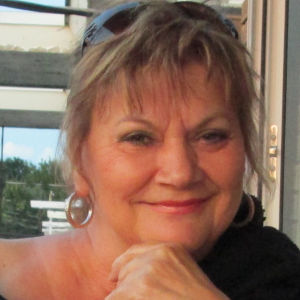 <p>Passionnée de dessin dès l’enfance, Micheline Bouchard a étudié le dessin de mode, puis obtenu un baccalauréat en arts plastiques à l’UQAM. Toujours avide d’apprendre, elle poursuit sa formation grâce à des cours en ligne, approfondissant sans cesse sa créativité et son savoir-faire artistique.</p>
<p><img src="http://199.115.124.215/uploads/_PHOTOS_SECTIONS/symposium/artistes_2025/MichelineBouchard2.jpg" alt="MichelineBouchard2.jpg (35 KB)" width="300" height="300" /></p>