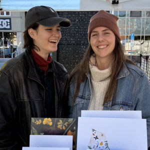<p>Fondée par Karolane et Alexia, Nature éphémère capture la beauté des fleurs pressées pour créer des œuvres durables. Chaque création, faite à la main avec des matériaux revalorisés et des fleurs cultivées localement, célèbre l’éphémère et la nature. La boutique propose des cadres uniques, alliant art floral et démarche écologique.</p>
<p>Consultez leur<a href="https://natureephemere.ca/" target="_blank" rel="noopener"> site Web</a> ou leur <a href="https://www.instagram.com/natureephemere/" target="_blank" rel="noopener">page Instagram</a></p>
<p><img src="http://199.115.124.215/uploads/_PHOTOS_SECTIONS/symposium/artistes_2025/NatureEphemere.jpg" alt="NatureEphemere.jpg (37 KB)" width="300" height="300" /></p>
