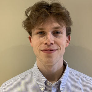 <p>Samuel Olivier, passionné de sport, musique, architecture et culture, explore l’art depuis l’école. Son parcours universitaire multidisciplinaire l’amène à expérimenter divers médiums, des planches de skateboard aux vêtements imprimés. Il privilégie l’expression libre, l’expérimentation et l’authenticité, façonnant un style en constante évolution, ancré dans la diversité et la curiosité.</p>
<p>Consultez sa <a href="https://www.instagram.com/sammt.l/" target="_blank" rel="noopener">page Instagram</a></p>
<p><img src="http://199.115.124.215/uploads/_PHOTOS_SECTIONS/symposium/artistes_2025/SamuelOlivier.jpg" alt="SamuelOlivier.jpg (50 KB)" width="300" height="300" /></p>