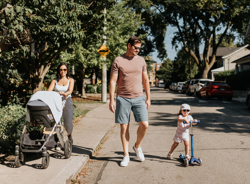 <p>Ici, la vie de quartier, c’est bien plus qu’un décor : c’est un esprit! Tout au long de l’année, des initiatives simples et conviviales font vibrer les rues de Candiac et rassemblent les citoyens autour de valeurs communes.</p>
<ul>
<li>
<p>Vous aimez l’ambiance festive? Participez au concours des maisons décorées à l’<a href="http://199.115.124.215/halloween" target="_blank" rel="noopener">Halloween</a>!</p>
</li>
<li>
<p>Vous avez le pouce vert? Mettez votre créativité au service de l'<a href="http://199.115.124.215/la-ville/information/concours" target="_blank" rel="noopener">embellissement responsable</a> avec des aménagements horticoles devant votre résidence ou dans votre cour, vous pourriez remporter un prix.</p>
</li>
<li>
<p>Voyez comment la Ville a instauré des mesures pour inciter les citoyens à <a href="http://199.115.124.215/citoyen/bon-voisinage/ralentir-sa-vitesse" target="_blank" rel="noopener">ralentir la vitesse</a> dans les rues pour assurer la sécurité de circulation pour tous.</p>
</li>
<li>
<p>Réduire, réutiliser, recycler, ça vous parle? La <a href="http://199.115.124.215/services/reglementation/vente-debarras-vente-de-garage" target="_blank" rel="noopener">vente-débarras</a> ou les <a href="http://199.115.124.215/citoyen/services-de-proximite/dons-de-biens-reutilisables" target="_blank" rel="noopener">dons de biens et de vêtements</a>, ce sont des occasions idéales pour faire de belles trouvailles… et de nouvelles rencontres!</p>
</li>
</ul>
<p>Un chien tenu en laisse, un terrain bien entretenu, du bruit modéré… Ce sont de petites attentions du quotidien qui font une grande différence dans la qualité de vie de tous. <span style="letter-spacing: -0.16px;">Que vous veniez tout juste d’arriver ou que vous soyez prêt à vous impliquer davantage, chaque petit geste contribue à rendre votre quartier plus accueillant, plus vivant et plus harmonieux.</span></p>
<p>Pour découvrir toutes les façons de participer à la vie communautaire et adopter de bons réflexes dès votre arrivée, consultez la section avec plus de <a href="http://199.115.124.215/bon-voisinage" target="_blank" rel="noopener">conseils de bon voisinage.</a></p>