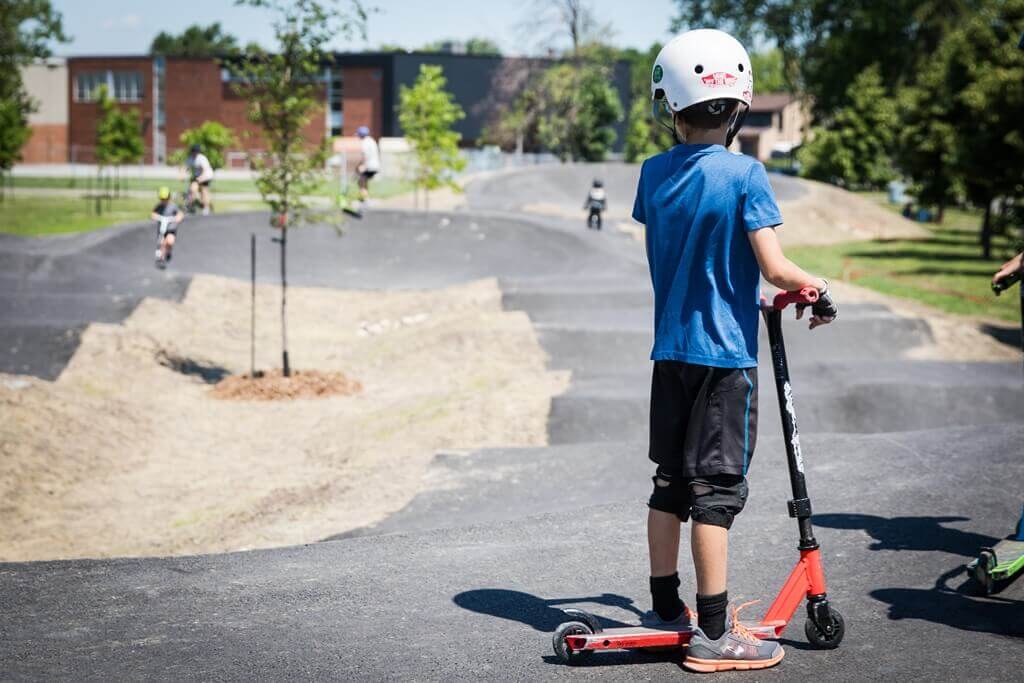 <p>Une piste de Pumptrack de 575 m<sup>2</sup> est aménagée au parc Fernand-Seguin. Son parcours est adapté à divers sports cyclistes tels que la planche à roulettes, le BMX, la trottinette et le patin à roulettes.</p>
<ul>
<li>parc Fernand-Seguin : 201, boulevard Jean-Leman </li>
</ul>