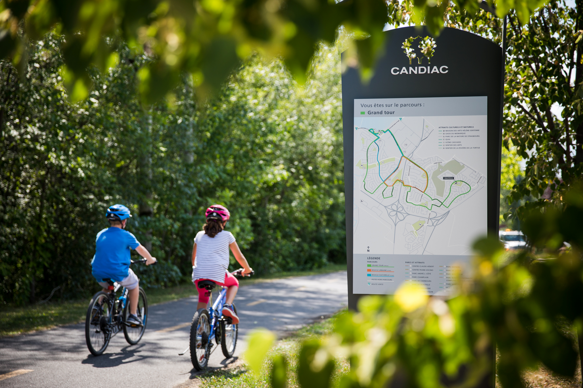 <p>Explorez votre carte interactive pour repérer facilement les parcs, les activités, les services municipaux, les installations de loisir et bien plus encore. Trouvez en un clin d’œil ce qui se trouve autour de vous. Parfait pour les nouveaux résidents comme pour les habitués curieux!</p>
<ul>
<li><a href="http://199.115.124.215/carte-interactive" target="_blank" rel="noopener">Carte interactive </a></li>
</ul>
<p>Il est facile pour les résidents de se déplacer à vélo partout sur le territoire de la municipalité. Près de 40 km de pistes cyclables et de sentiers s’offrent aux citoyens. Seul, en famille ou entre amis, la randonnée à vélo ou à trottinette est idéale pour découvrir Candiac.</p>
<ul>
<li><a href="http://199.115.124.215/pistes-cyclables" target="_blank" rel="noopener">Pistes cyclables à explorer</a></li>
</ul>
<p>Pour encourager la mobilité active et d’augmenter la sécurité aux abords des écoles, la Ville a réalisé des cartes de déplacements qui ont été intégrées aux agendas scolaires et qui identifient les chemins les plus sécuritaires pour se rendre à l’école.</p>
<ul>
<li><a href="http://199.115.124.215/deplacement-scolaire" target="_blank" rel="noopener">Déplacements scolaires sécuritaires</a></li>
</ul>
