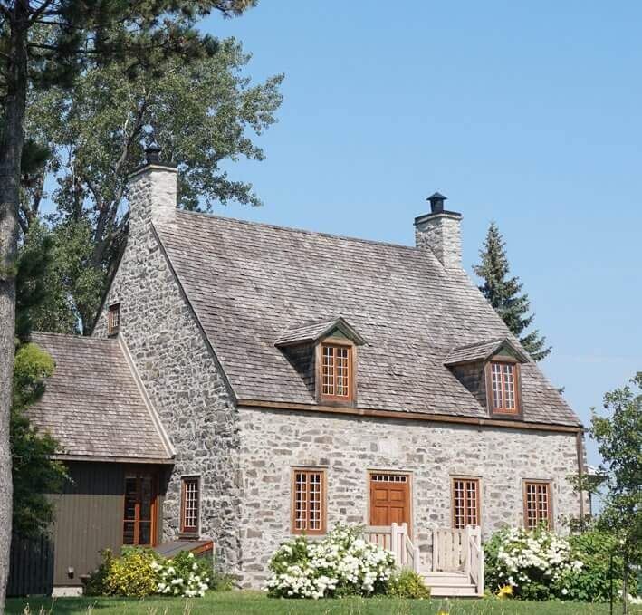 <p>Située au parc André-J.-Côté, ce lieu de la célébration des arts et de la culture présente plusieurs expositions annuellement.<br /><br />La <a href="http://199.115.124.215/fr/111/Maison_Helene-Sentenne-Maison_Melancon" target="_blank" rel="noopener">Maison Hélène-Sentenne</a> ouvre ses portes tous les dimanches de 13 h à 16 h. </p>
