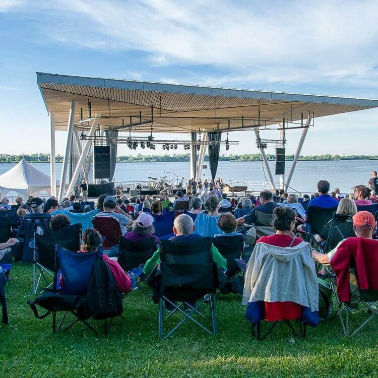 <p>Durant la période estivale, la Ville de Candiac présente plusieurs spectacles de musiques variés qui se déroulent pour la plupart à la Scène Cascades du parc André-J.-Côté. De quoi plaire à toute la famille! </p>
<p>De plus, la Fondation Hélène-Sentenne présente, lors de la saison estivale, trois concerts en plein air intitulés Son et brioches.</p>
<p>Consultez le <a href="http://199.115.124.215/evenements" target="_blank" rel="noopener">calendrier</a> pour connaître tous les détails des spectacles à venir. </p>