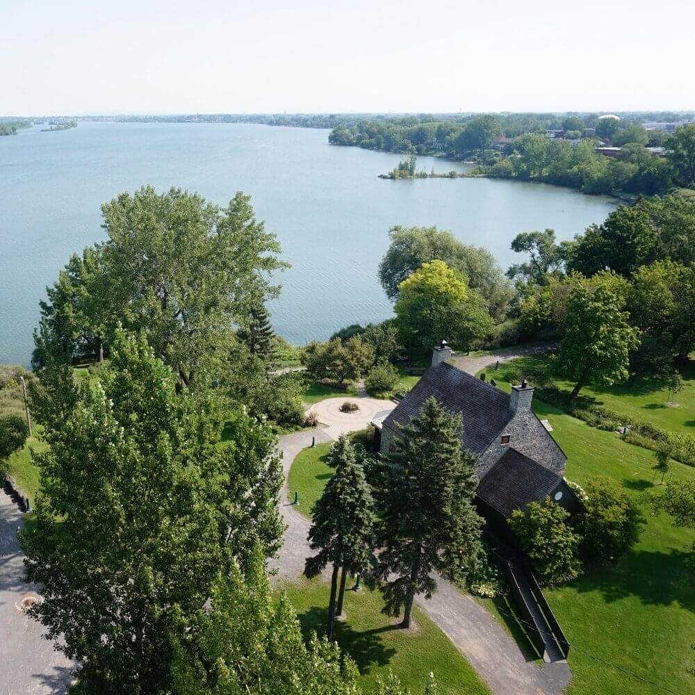 <ul>
<li>Véritable îlot de fraîcheur à 25 minutes du centre-ville de Montréal</li>
<li>À la croisée des autoroutes 15 et 30</li>
<li><a href="http://199.115.124.215/developpementdurable/mobilite/transport-collectif-et-actif" target="_blank" rel="noopener">Gare, stationnement incitatif et transport collectif efficace</a></li>
<li><a href="http://199.115.124.215/arbres" target="_blank" rel="noopener">17 000 arbres</a> et <a href="http://199.115.124.215/pistes-cyclables" target="_blank" rel="noopener">34 km de pistes cyclables</a></li>
<li><a href="http://199.115.124.215/parcs-et-espaces-verts" target="_blank" rel="noopener">16 parcs aménagés</a> et <a href="http://199.115.124.215/terrains-sportifs" target="_blank" rel="noopener">33 terrains sportifs</a></li>
<li>En bordure du fleuve Saint-Laurent et de la rivière de la Tortue</li>
</ul>