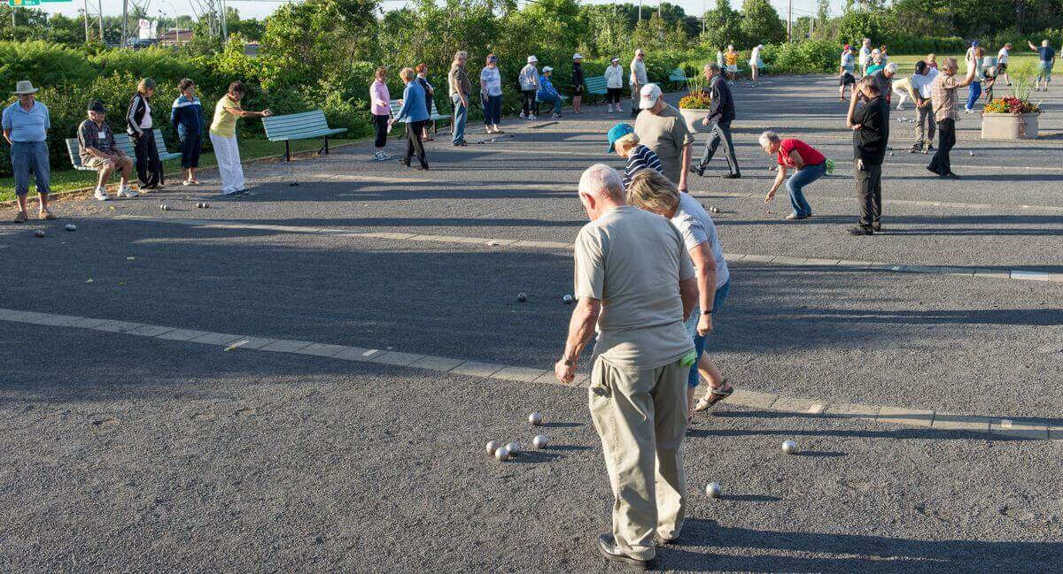 <p>Quatorze terrains de pétanque éclairés sont mis à la disposition des citoyens au Centre Frank-Vocino.</p>
<ul>
<li> Centre Frank-Vocino : 4, boulevard Montcalm Sud</li>
</ul>