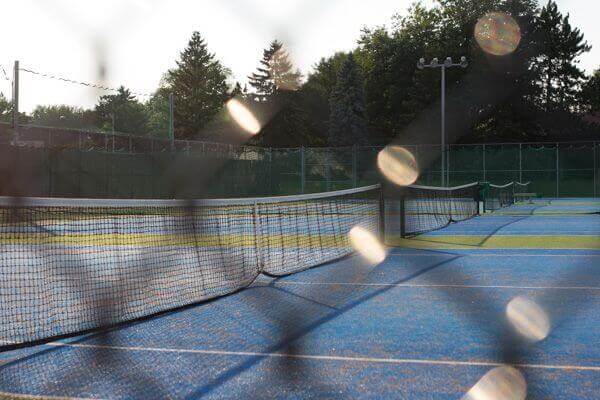 <p>On retrouve sept terrains de tennis au parc Montcalm et deux nouveaux terrains ont été aménagés au parc Heandel.</p>
<ul>
<li>parc Haendel : 33, rue Fribourg</li>
<li>parc Montcalm : 55, boulevard Montcam Sud</li>
</ul>
<p>Vous pouvez maintenant réserver <a href="https://www.loisirs.ville.candiac.qc.ca/IC3.prod/#/U2010" target="_blank" rel="noopener">en ligne</a> votre terrain de tennis.</p>
<p><a title="Acces_aux_terrains_de_tennis_36x48_pouces_v2_X1a.7juin_(1).pdf (33 KB)" href="http://199.115.124.215/uploads/_DOCUMENTS/LOISIRS/Acces_aux_terrains_de_tennis_36x48_pouces_v2_X1a.7juin_%281%29.pdf" target="_blank" rel="noopener">Modalités d'accès aux terrains de tennis</a></p>